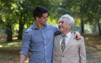 Een gulle opa en een dolgelukkige kleinzoon