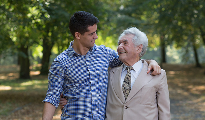 Een gulle opa en een dolgelukkige kleinzoon